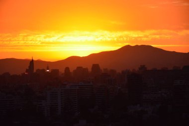 Gün batımı bulutlar ve cityscape