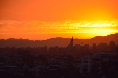 Gün batımı bulutlar ve cityscape