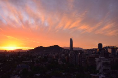 Gün batımı bulutlar ve cityscape