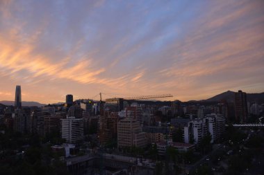 Gün batımı bulutlar ve cityscape