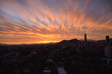 Gün batımı bulutlar ve cityscape