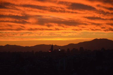 Gün batımı bulutlar ve cityscape
