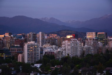 Gün batımı bulutlar ve cityscape