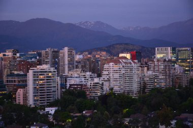Gün batımı bulutlar ve cityscape