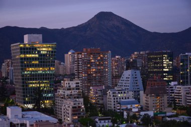 Gün batımı bulutlar ve cityscape