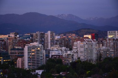 Gün batımı bulutlar ve cityscape