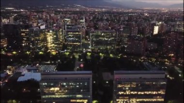 Bir şehir ve şehir ışıkları havadan görünümü