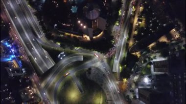 Bir şehir ve şehir ışıkları havadan görünümü