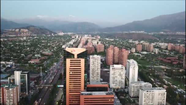 城市和城市灯的鸟图 — 图库视频影像