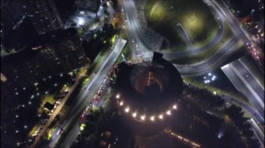 Bir şehir ve şehir ışıkları havadan görünümü
