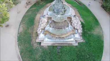 Bir park ve bir çeşme havadan görünümü