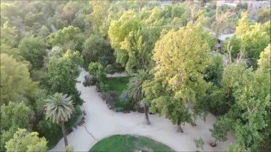 Bir park ve bir çeşme havadan görünümü