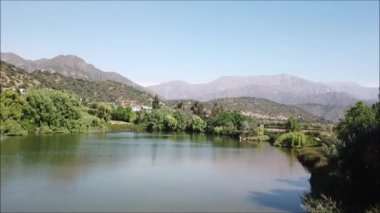 Bir şehir ve bir lagün havadan görünümü