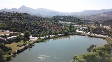 Bir şehir ve bir lagün havadan görünümü