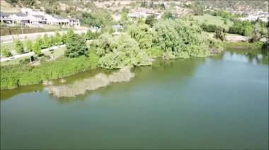 Bir şehir ve bir lagün havadan görünümü