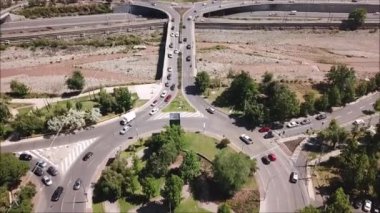 Bir dolambaçlı ve cityscape havadan görünümü