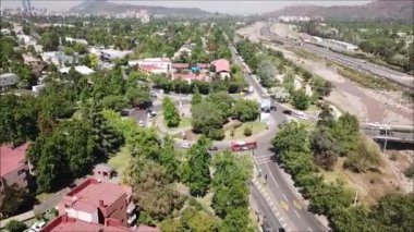 Bir dolambaçlı ve cityscape havadan görünümü