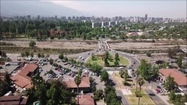 Bir dolambaçlı ve cityscape havadan görünümü