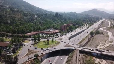 Bir dolambaçlı ve cityscape havadan görünümü