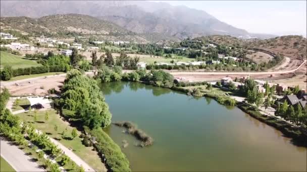 Luftaufnahme Einer Stadt Und Einer Lagune — Stockvideo