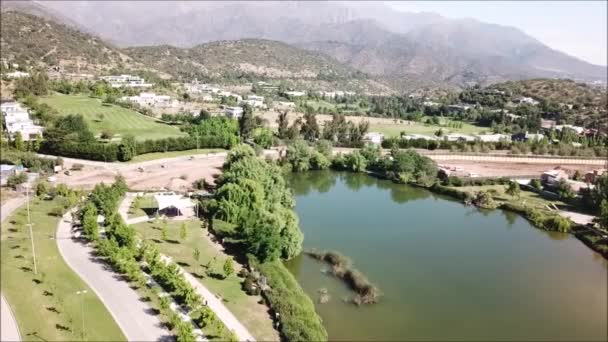 Luftaufnahme Einer Stadt Und Einer Lagune — Stockvideo