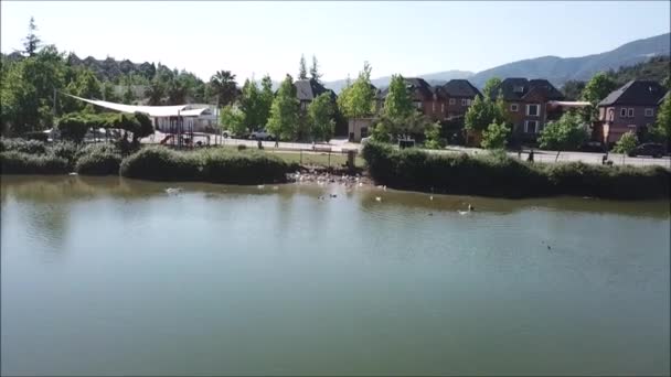 Vista Aérea Una Ciudad Una Laguna — Vídeos de Stock