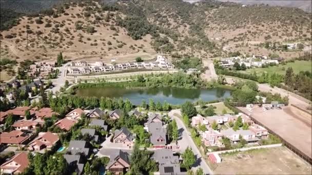 Αεροφωτογραφία Του Μια Πόλη Και Μια Λιμνοθάλασσα — Αρχείο Βίντεο