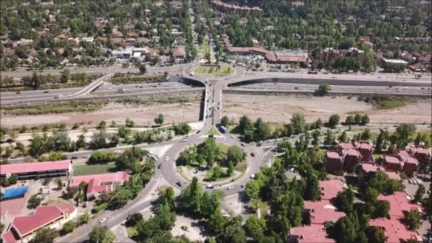 Vue aérienne d'un rond-point et d'un paysage urbain 