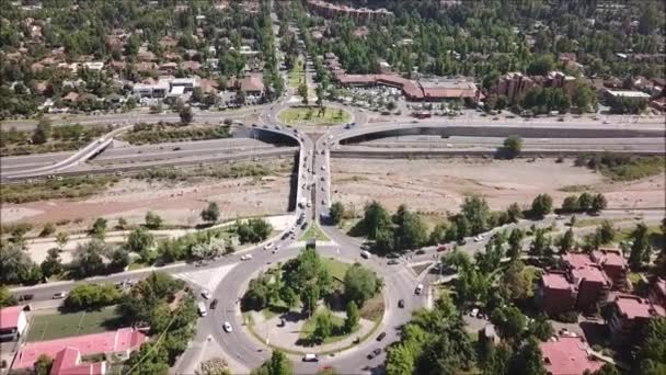 Vue aérienne d'un rond-point et d'un paysage urbain 