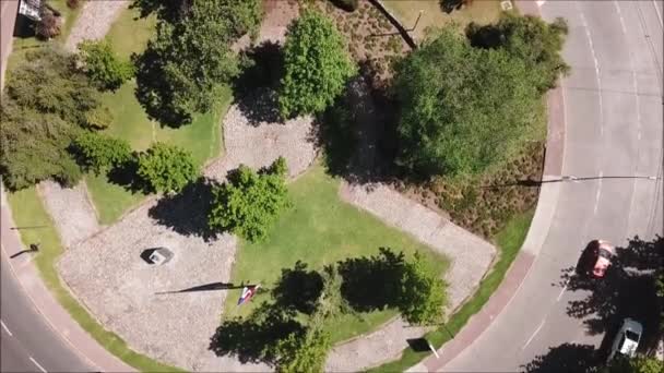 Αεροφωτογραφία Του Ένα Κυκλικό Κόμβο Και Αστικό Τοπίο — Αρχείο Βίντεο