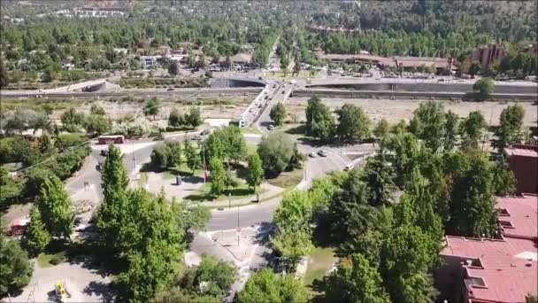 Vue aérienne d'un rond-point et d'un paysage urbain 