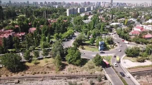 Vue aérienne d'un rond-point et d'un paysage urbain 