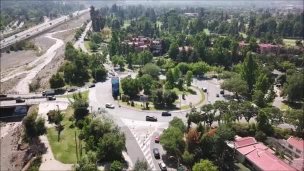 Vue aérienne d'un rond-point et d'un paysage urbain 