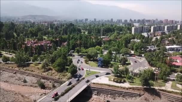 Vue aérienne d'un rond-point et d'un paysage urbain 