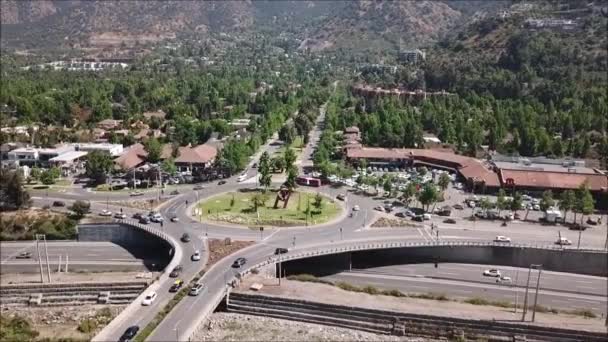 Vue aérienne d'un rond-point et d'un paysage urbain 