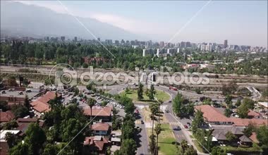 Bir dolambaçlı ve cityscape havadan görünümü