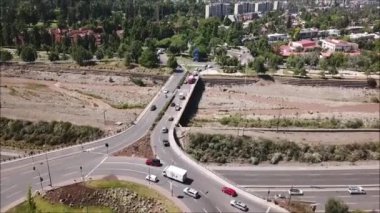 Bir dolambaçlı ve cityscape havadan görünümü