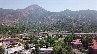 Bir dolambaçlı ve cityscape havadan görünümü