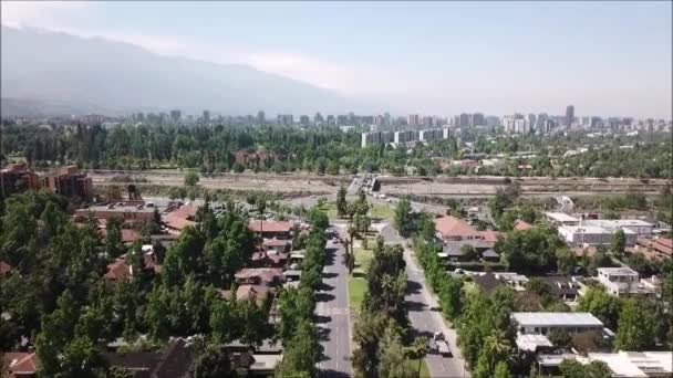 Vue aérienne d'un rond-point et d'un paysage urbain 