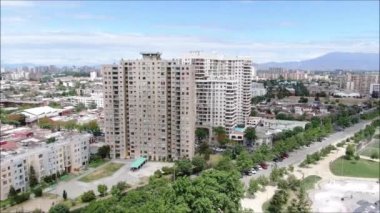 Bir şehir ve dağ havadan görünümü