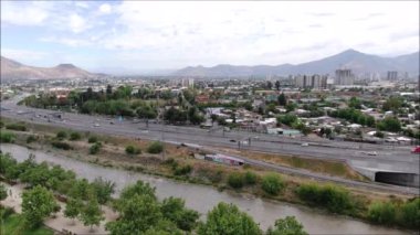 Bir şehir ve dağ havadan görünümü