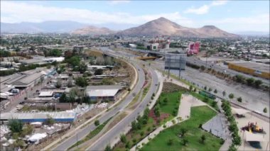 Bir şehir ve dağ havadan görünümü