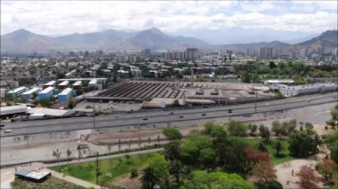 Bir şehir ve dağ havadan görünümü