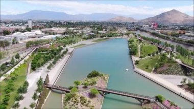Bir park, lagün ve cityscape havadan görünümü