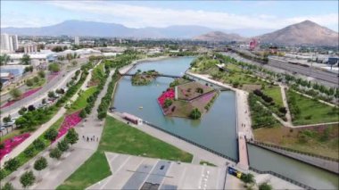 Bir park, lagün ve cityscape havadan görünümü