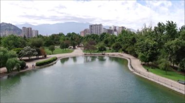 Bir park, lagün ve cityscape havadan görünümü