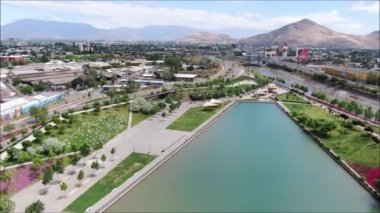 Bir park, lagün ve cityscape havadan görünümü