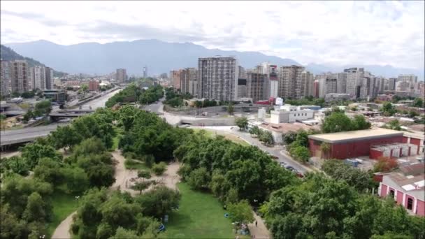 Luftaufnahme Einer Stadt Und Eines Gebirges — Stockvideo