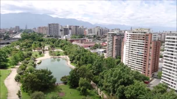 Luftaufnahme Einer Stadt Und Eines Gebirges — Stockvideo