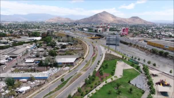 Vista Aérea Una Ciudad Cordillera — Vídeo de stock